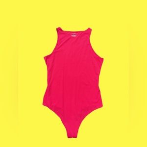Skims essential crew neck bodysuit. Size small.